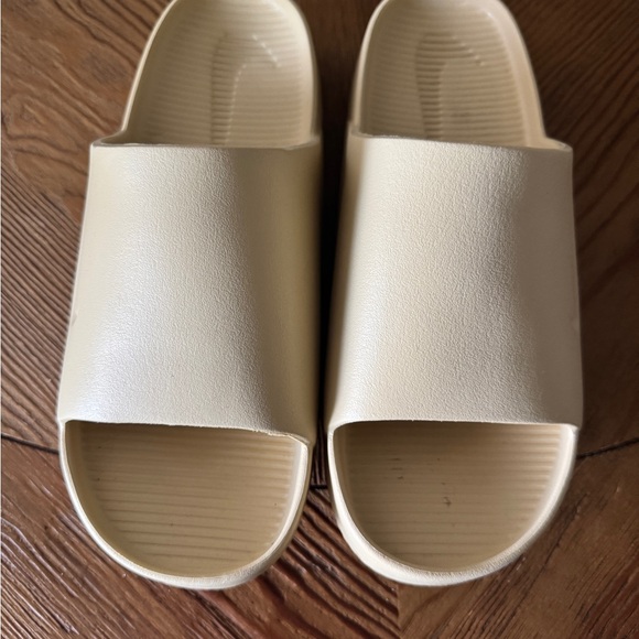 Nike Cream Women's Slippers - Picture 1 of 7
